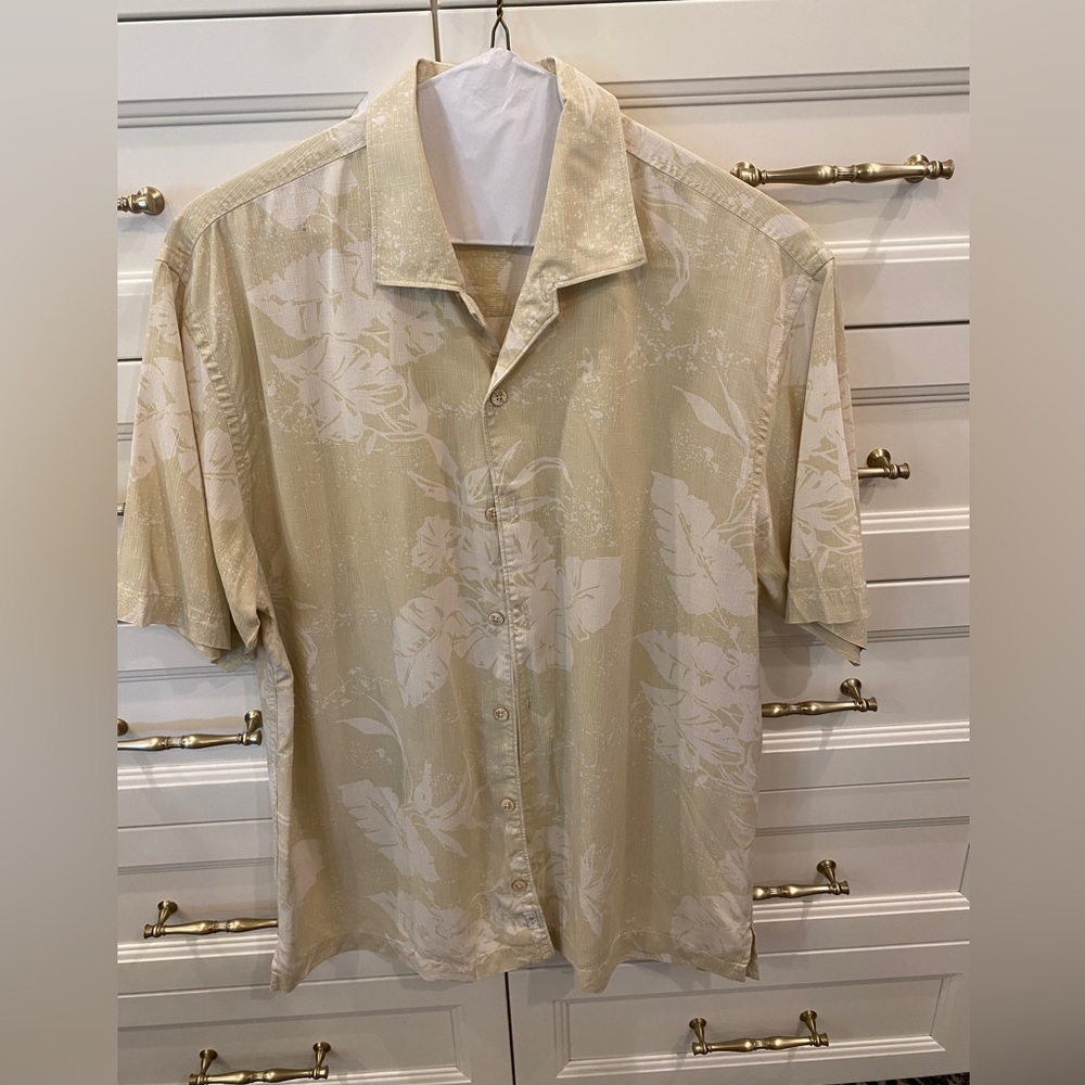 Tommy Bahama Men’s Short Sleeve 100% Silk size L Hawaiian Print Shirt